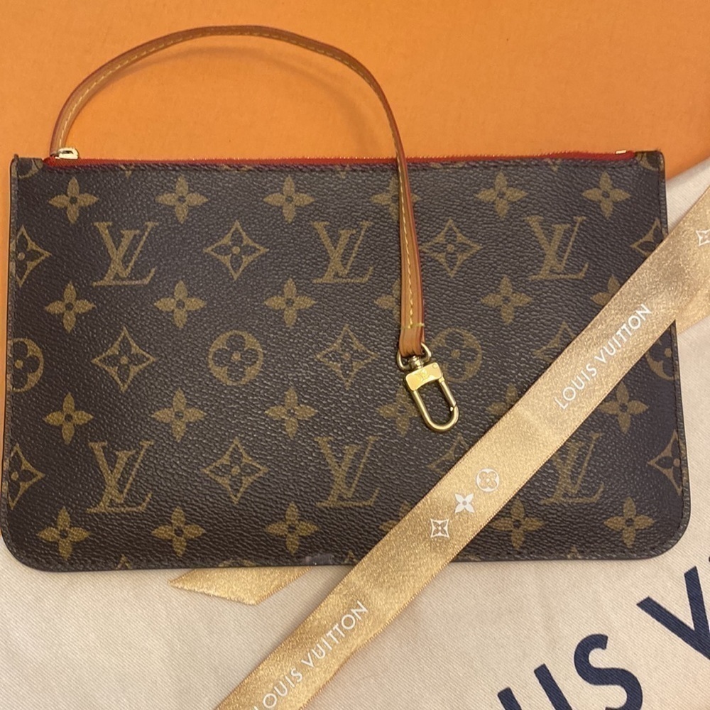 𝅺LOUIS Vuitton Pochette in Cherry. EXCELLENT CONDITION.